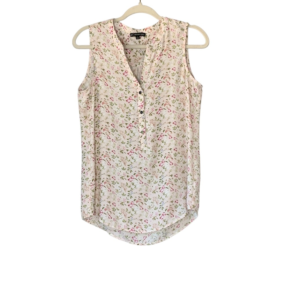 Adrianna Papell baby pink floral sleeveless split v neckline blouse. Size S